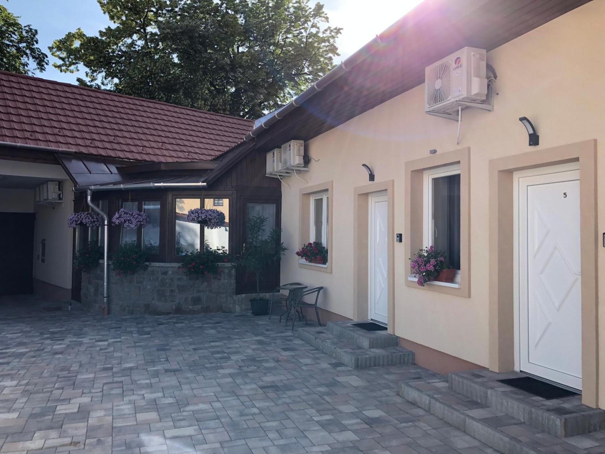 Illa Apartments Eger Buitenkant foto