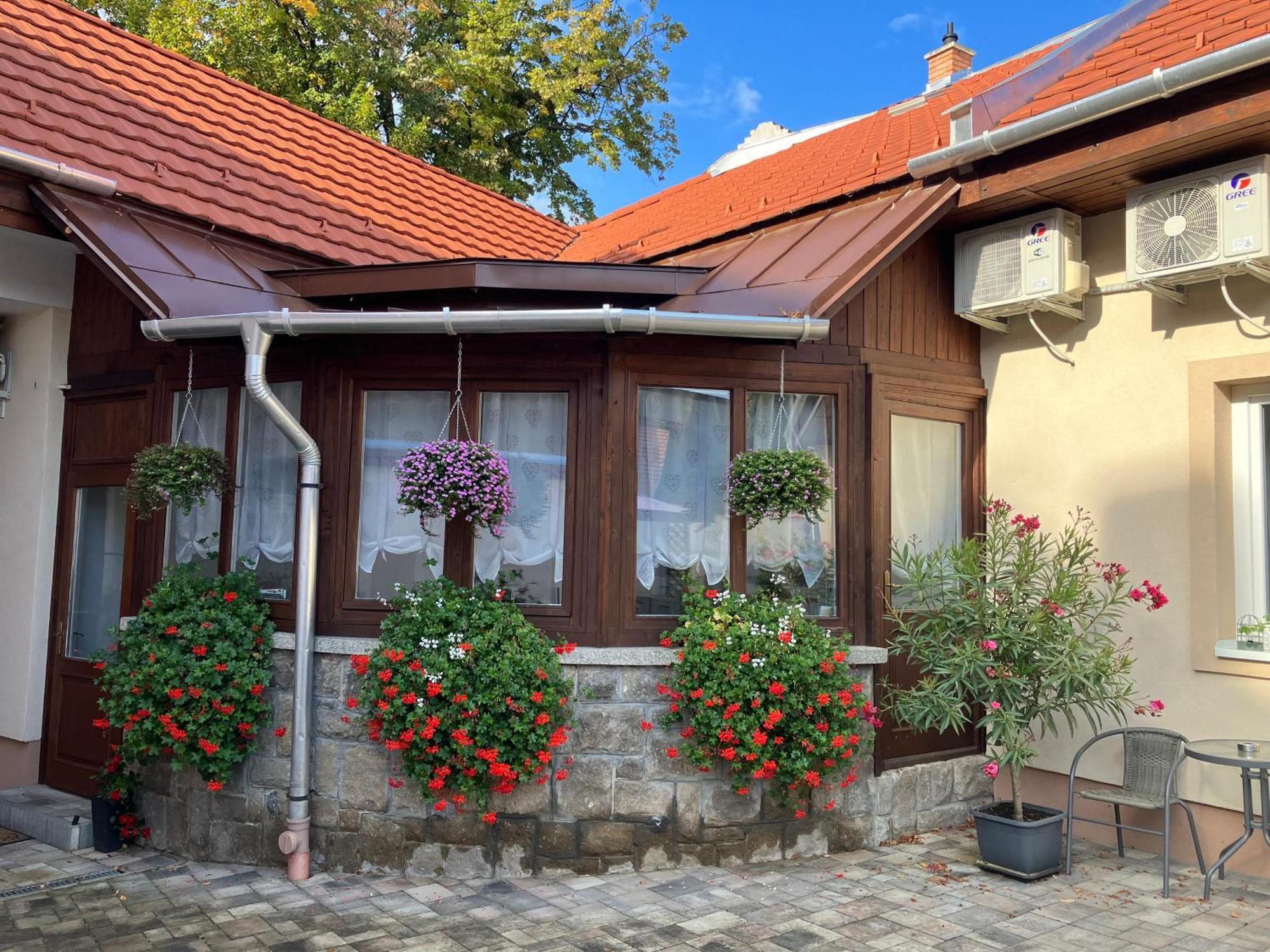Illa Apartments Eger Buitenkant foto